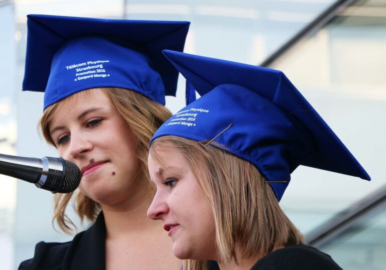 Photo de deux diplômées