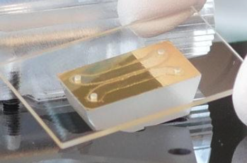 Bio-capteur plasmonique développé avec la Spin-off PhaseLab Instrument.
